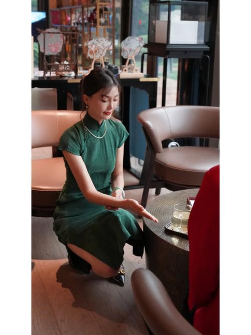 服务礼仪之蹲姿实战教学 优雅蹲姿，提升服务品质