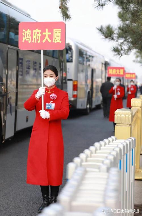 河北科技学院30名志愿者圆满完成全国两会礼仪服务工作